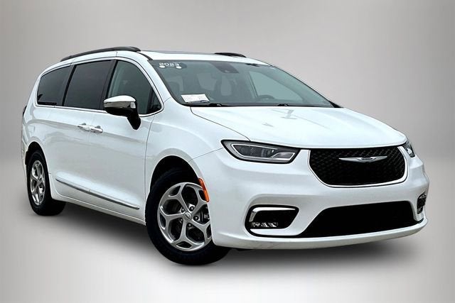 2023 Chrysler Pacifica Limited's photo